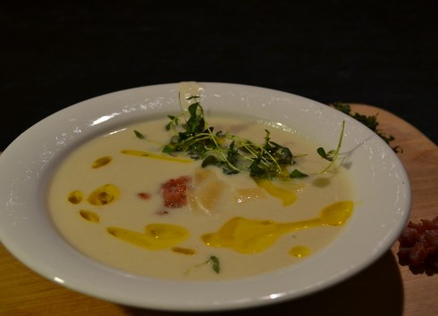 Blomkålssoppa m vita bönor parmesan bacon och timjan