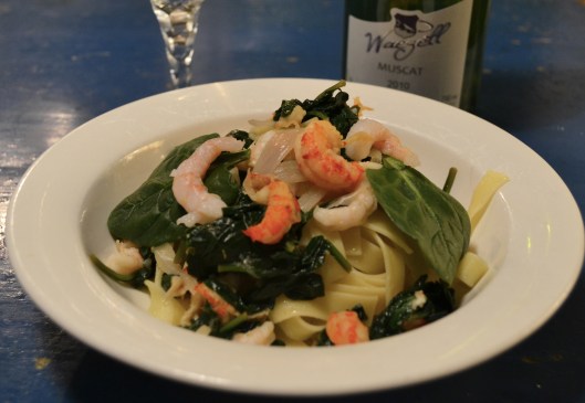 pasta m räkor, kräftor o vin