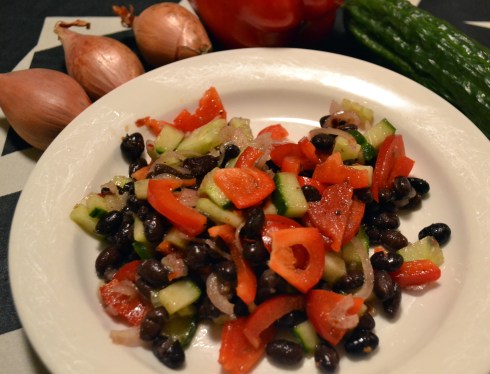 sallad m svarta bönor o chiliflakes