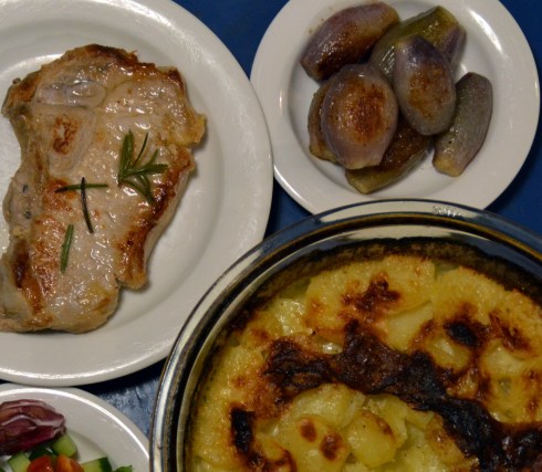 fläskkotlett i vin, ugnsbakad lök o potatisgratäng2