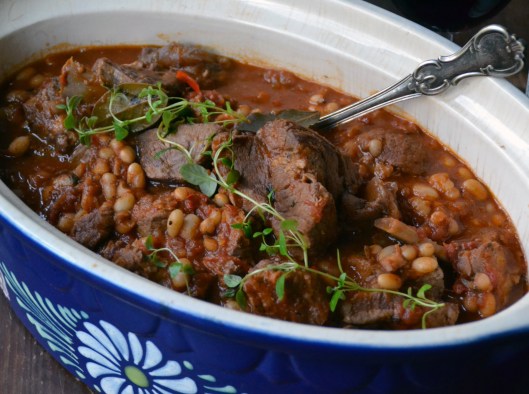 långkokt revben med vita bönor