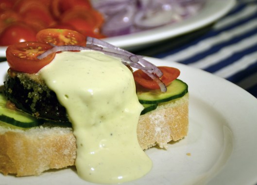 aubergineburgare m aioli creme fraiche