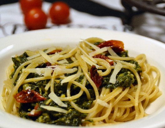 spaghetti spenat o torkade tomater