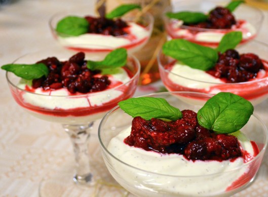 yoghurt o rommarinerade hallon